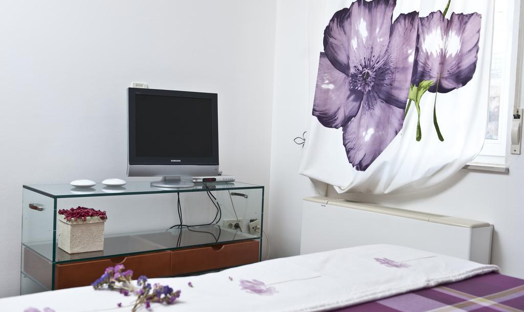 Apartment Sunny Split Room photo